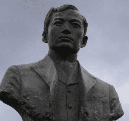 Seattle's Struggle: Homeless Man Persists in Damaging Dr. Jose Rizal Park Despite Arrest